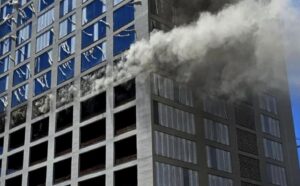O fogo teria começado no 12º andar do prédio de 25 andares