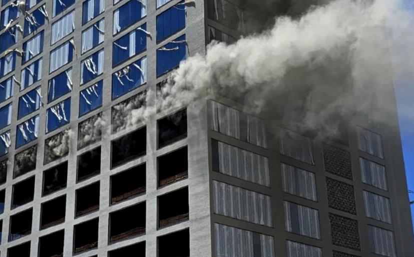 O fogo teria começado no 12º andar do prédio de 25 andares
